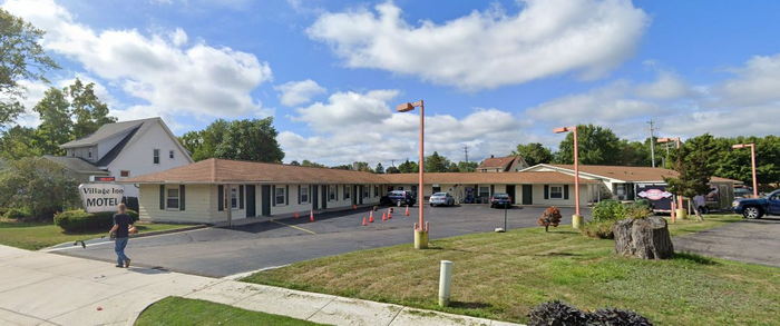 Village Inn Motel & Apts (D&O Motel) - Web Listing (newer photo)